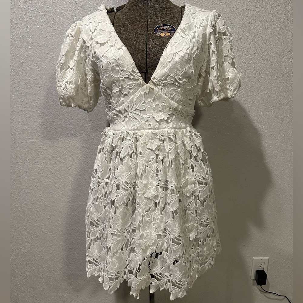 LE LIS Collection White Floral Lace Open-Back Dress (Size S)